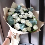 Белые лепестки