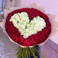 101 роза в виде сердца