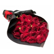 Букет из роз в черной упаковке
