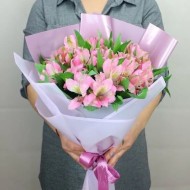 Букет из розовых альстромерий