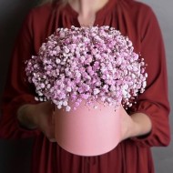 Шляпная коробка с розовой гипсофилой